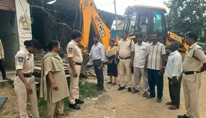 అక్రమ కట్టడాలను కూల్చివేసిన అధికారులు అక్రమ కట్టడాలను కూల్చివేసిన అధికారులు