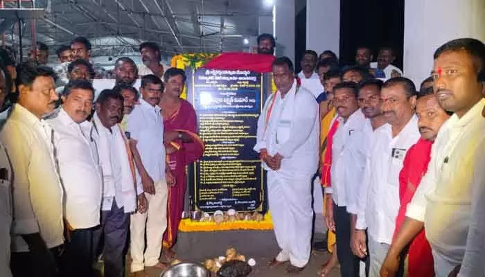 అభివృద్ధి పనులకు మంత్రి అడ్లూరి శంకుస్థాపనలు అభివృద్ధి పనులకు మంత్రి అడ్లూరి శంకుస్థాపనలు