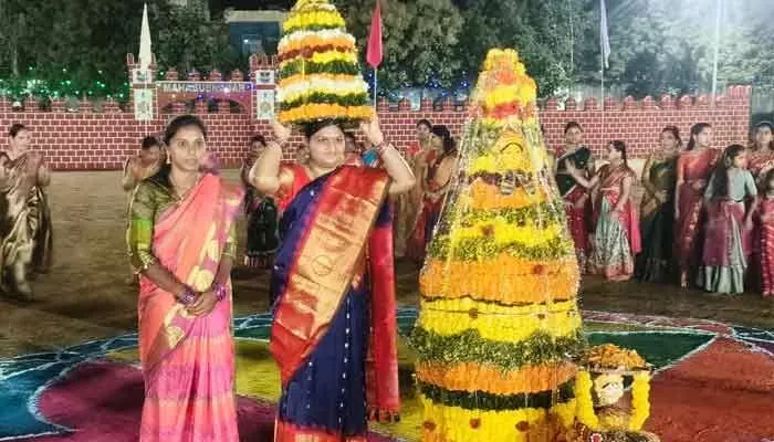 సంసృతి, సాంప్రదాయాలు పాటిస్తూ పోలీస్ సేవలందిస్తున్నాం సంసృతి, సాంప్రదాయాలు పాటిస్తూ పోలీస్ సేవలందిస్తున్నాం
