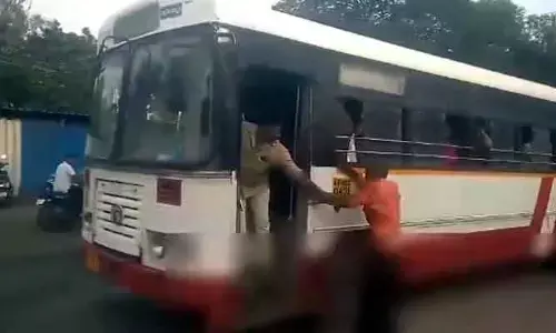 మద్యం మత్తులో వృద్ధుడు వీరంగం.. కండక్టర్‌పై లుంగీ విసురుతూ బూతులు