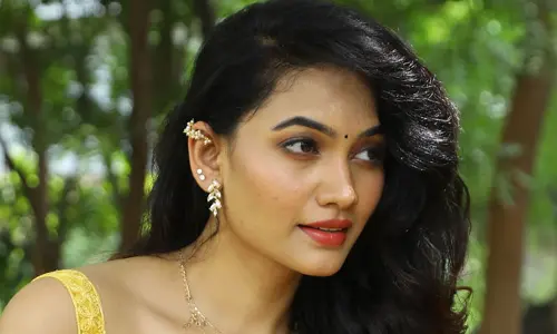 Spandana Palli looks hot in yellow saree