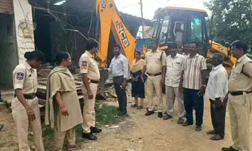అక్రమ కట్టడాలను కూల్చివేసిన అధికారులు