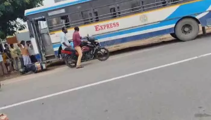 మెట్ పల్లిలో రోడ్డు ప్రమాదం మెట్ పల్లిలో రోడ్డు ప్రమాదం