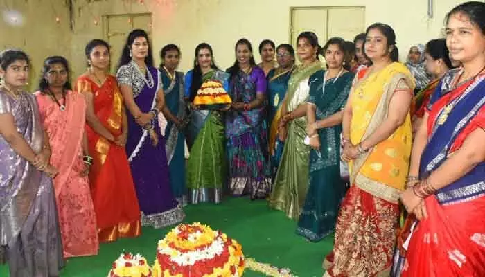 తెలంగాణ సంస్కృతికి ప్రతీక బతుకమ్మ తెలంగాణ సంస్కృతికి ప్రతీక బతుకమ్మ