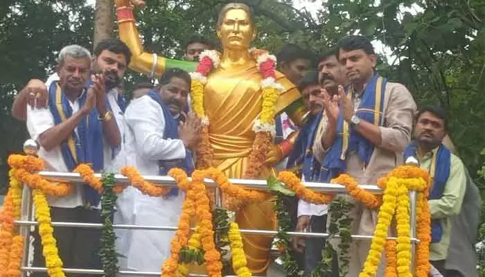 విప్లవాల వేగుచుక్క చాకలి ఐలమ్మ విప్లవాల వేగుచుక్క చాకలి ఐలమ్మ