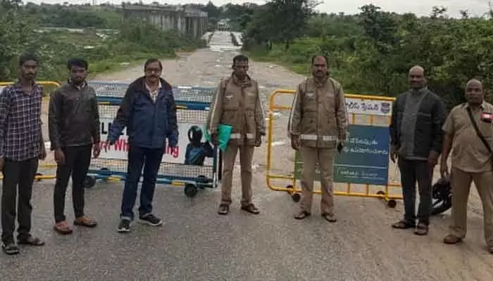 కొత్తకోట-ఆత్మకూరు లోలెవెల్ వంతెనపై వరదనీరు కొత్తకోట-ఆత్మకూరు లోలెవెల్ వంతెనపై వరదనీరు
