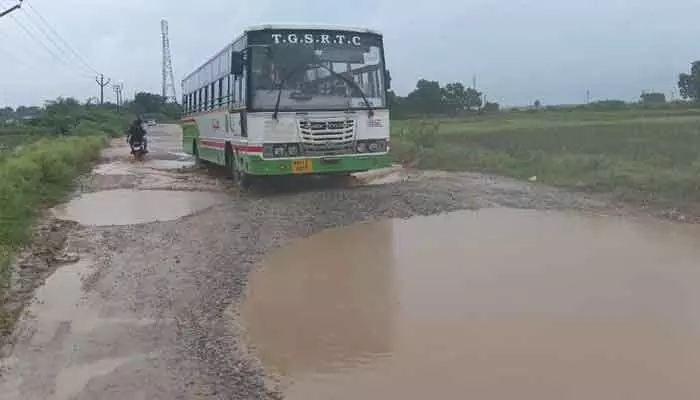 చెరువును తలపిస్తున్న రాజోలి-వడ్డేపల్లి రోడ్డు చెరువును తలపిస్తున్న రాజోలి-వడ్డేపల్లి రోడ్డు