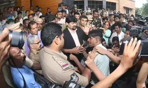 Visakha: శాంతించిన ఏయూ విద్యార్థులు.. ఆందోళన విరమణ