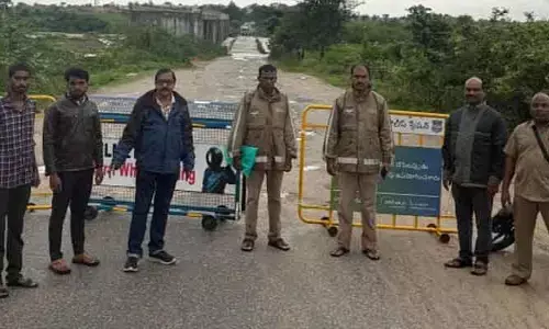 కొత్తకోట-ఆత్మకూరు లోలెవెల్ వంతెనపై వరదనీరు