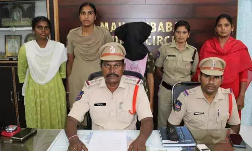 ఇద్దరు కొడుకులను చంపిన తల్లి.. కారణం ఇదే..!