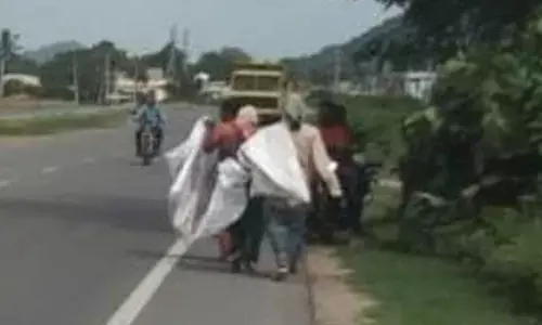 చెత్త పేరుతో చోరీలకు తెగబడుతున్న మహిళలు