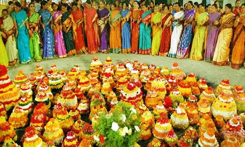 అందమైన పూలల్లికల బతుకమ్మ