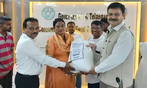 వరద ముప్పు ప్రాంతాల్లో పేదలకు నిత్యవసర సరుకులు పంపిణీ