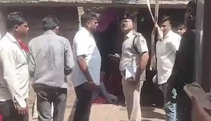 దారుణం.. ఇంట్లో తల్లిదండ్రుల కళ్లెదుటే ఐదేళ్ల బాలుడి హత్య దారుణం.. ఇంట్లో తల్లిదండ్రుల కళ్లెదుటే ఐదేళ్ల బాలుడి హత్య