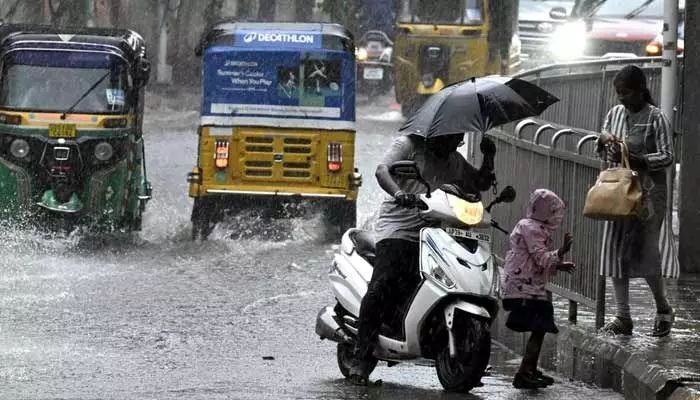 అతలాకుతలమవుతున్న హైదరాబాద్ అతలాకుతలమవుతున్న హైదరాబాద్
