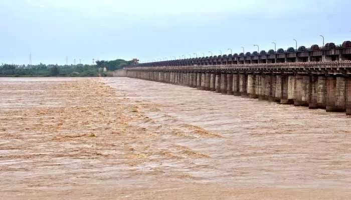 ధవళేశ్వరం వద్ద మొదటి ప్రమాద హెచ్చరిక.. రేపు ఈ జిల్లాలకు వర్షసూచన ధవళేశ్వరం వద్ద మొదటి ప్రమాద హెచ్చరిక.. రేపు ఈ జిల్లాలకు వర్షసూచన