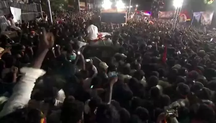 తమిళనాడు తొక్కిసలాట ఘటన.. మృతుల కుటుంబాలకు రూ.10 లక్షల పరిహారం తమిళనాడు తొక్కిసలాట ఘటన.. మృతుల కుటుంబాలకు రూ.10 లక్షల పరిహారం