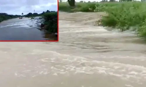 పొంగిన అలుగు.. రాకపోకలు బంద్