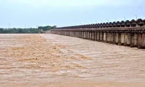ధవళేశ్వరం వద్ద మొదటి ప్రమాద హెచ్చరిక.. రేపు ఈ జిల్లాలకు వర్షసూచన