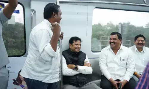 మంత్రి శ్రీధర్‌బాబు మెట్రో జర్నీ.. ప్రయాణికులతో ముచ్చట