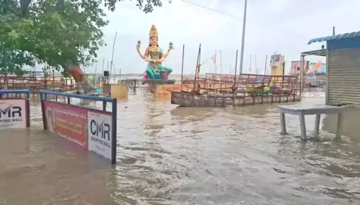బాసరలో గోదావరి ఉద్ధృతి.. లాడ్జిలు, కాటేజీల్లోకి చేరిన వరద బాసరలో గోదావరి ఉద్ధృతి.. లాడ్జిలు, కాటేజీల్లోకి చేరిన వరద