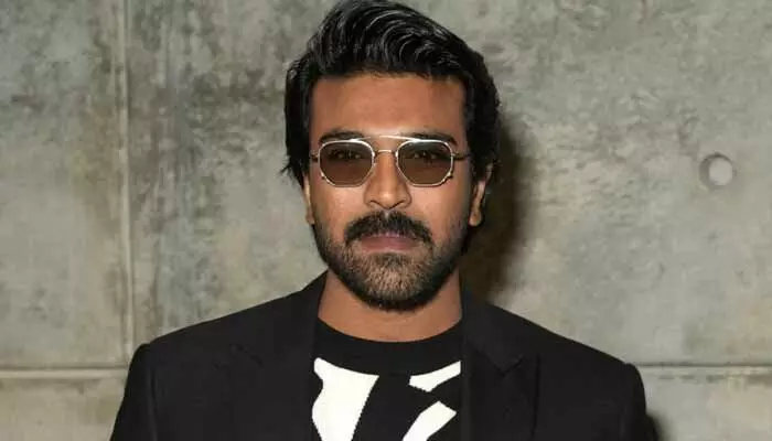 టాలీవుడ్లో 18 ఏళ్లు పూర్తి చేసుకున్న గ్లోబల్ స్టార్.. ‘పెద్ది’ పోస్టర్తో బిగ్ సర్ప్రైజ్ ఇచ్చిన డైరెక్టర్ టాలీవుడ్లో 18 ఏళ్లు పూర్తి చేసుకున్న గ్లోబల్ స్టార్.. ‘పెద్ది’ పోస్టర్తో బిగ్ సర్ప్రైజ్ ఇచ్చిన డైరెక్టర్
