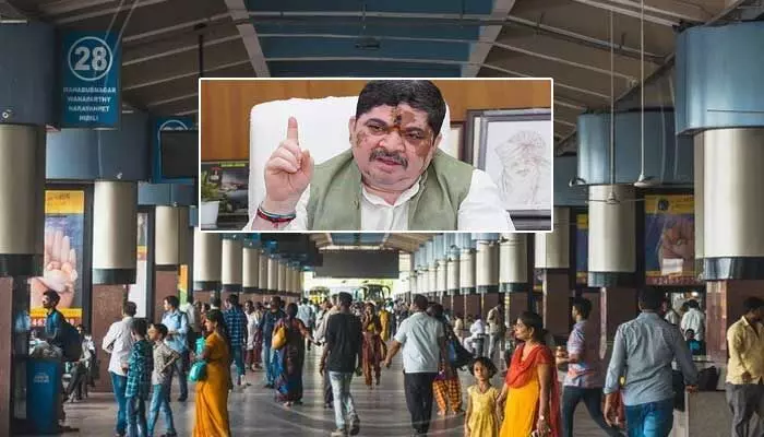 సద్దుల బతుకమ్మ, దసరా స్పెషల్.. అధికారులకు మంత్రి పొన్నం కీలక ఆదేశాలు సద్దుల బతుకమ్మ, దసరా స్పెషల్.. అధికారులకు మంత్రి పొన్నం కీలక ఆదేశాలు