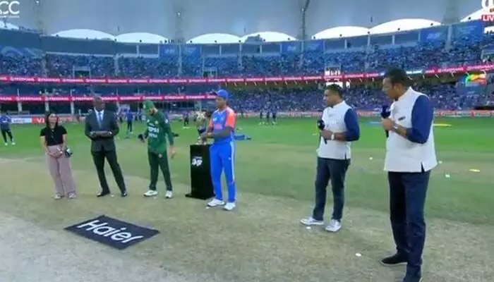 IND VS PAK : టాస్ సమయంలో డ్రామా.. టాస్ ప్రెజెంటర్ను తెచ్చుకున్న పాక్ IND VS PAK : టాస్ సమయంలో డ్రామా.. టాస్ ప్రెజెంటర్ను తెచ్చుకున్న పాక్