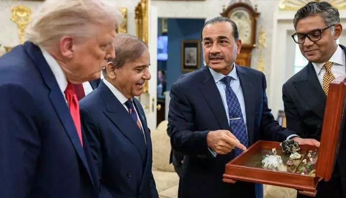 ట్రంప్కు ఖనిజాల ఎర.. మినరల్స్ను చూపించిన పాక్ ప్రధాని, ఆర్మీ చీఫ్! ట్రంప్కు ఖనిజాల ఎర.. మినరల్స్ను చూపించిన పాక్ ప్రధాని, ఆర్మీ చీఫ్!