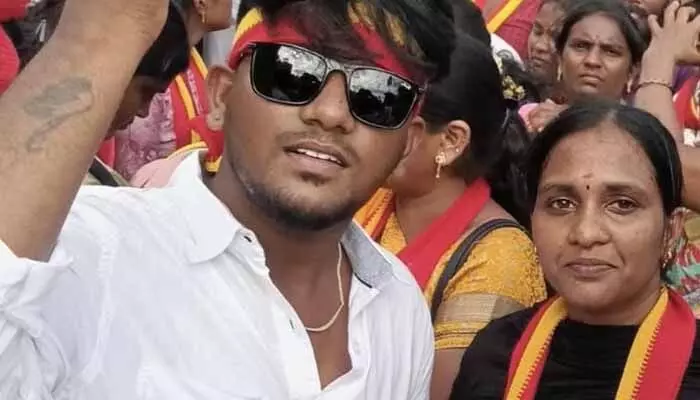 కొద్దిరోజుల్లో నిశ్చితార్థం.. ప్రేమజంటను బలితీసుకున్న విజయ్ సభ కొద్దిరోజుల్లో నిశ్చితార్థం.. ప్రేమజంటను బలితీసుకున్న విజయ్ సభ