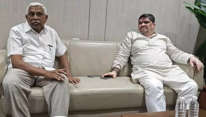 మంత్రి పొన్నం ప్రభాకర్తో ప్రొఫెసర్ కోదండరాం భేటీ.. కీలక హామీ ఇచ్చిన మినిస్టర్! మంత్రి పొన్నం ప్రభాకర్తో ప్రొఫెసర్ కోదండరాం భేటీ.. కీలక హామీ ఇచ్చిన మినిస్టర్!