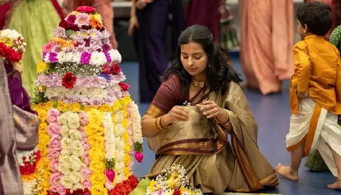 Bathukamma: విదేశాల్లో తెలంగాణ సంస్కృతి, వైభవం.. లూటన్లో ఘనంగా బతుకమ్మ వేడుకలు Bathukamma: విదేశాల్లో తెలంగాణ సంస్కృతి, వైభవం.. లూటన్లో ఘనంగా బతుకమ్మ వేడుకలు