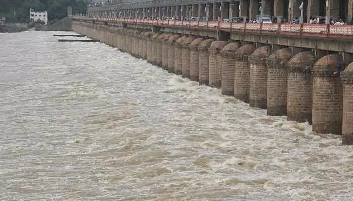 వరద తగ్గుముఖం.. నీటిమట్టం 15.9 అడుగులు వరద తగ్గుముఖం.. నీటిమట్టం 15.9 అడుగులు
