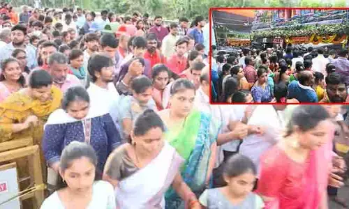 ఇంద్రకీలాద్రికి పోటెత్తిన భక్తులు.. ఫ్లై ఓవర్ వరకూ క్యూ లైన్