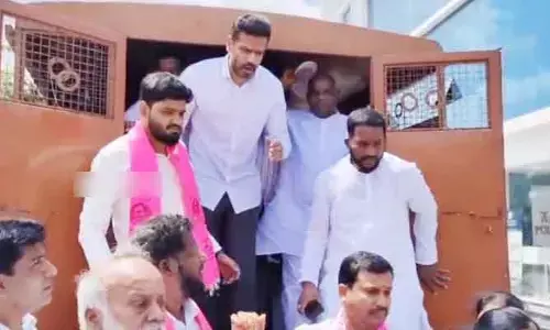 మెట్రో ఫేజ్-2 పనులు చేపట్టాలని నిరసన.. బీఆర్ఎస్ నేత కార్తీక్ రెడ్డి అరెస్ట్