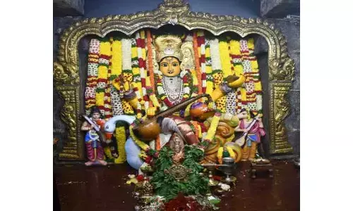 సరస్వతీమాతగా దర్శనమిస్తున్న భద్రకాళి దేవి