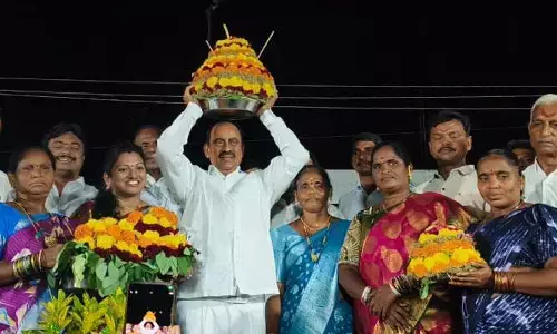 బతుకమ్మ ఎత్తుకున్న‌ ఎమ్మెల్యే రేవూరి