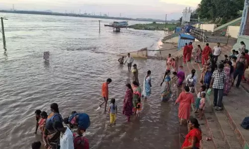 భద్రాచలం వద్ద గోదావరి ఉధృతి...కొనసాగుతున్న మొదటి ప్రమాద హెచ్చరిక