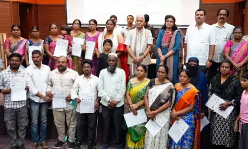Good news: జర్నలిస్టులకు అండగా ప్రజా ప్రభుత్వం.. చెక్కుల పంపిణీ చేసిన సీతక్క కీలక వ్యాఖ్యలు