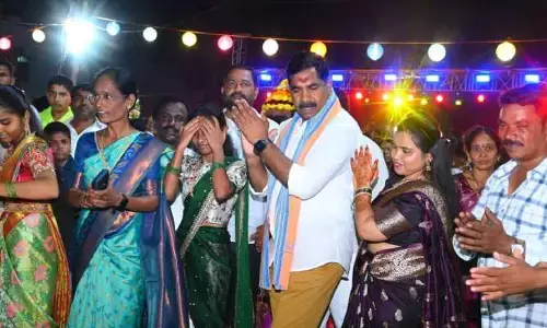 ఆడబిడ్డలతో కలిసి బతుకమ్మ ఆడి పాడిన ఎమ్మెల్యే నాగరాజు
