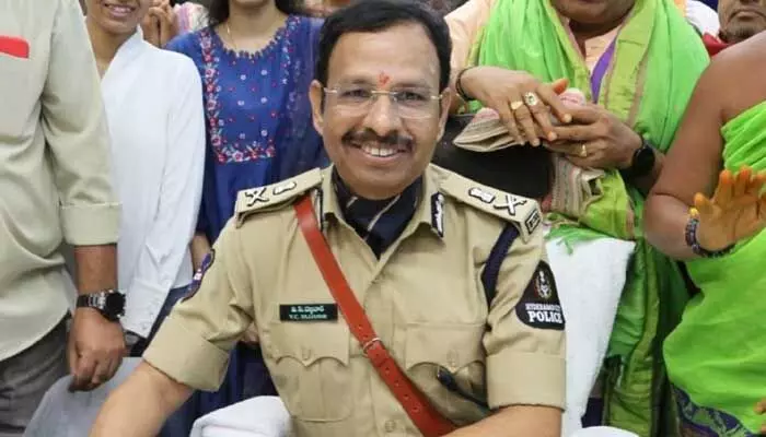 ‘ఆడపిల్లల జోలికి వస్తే చుక్కలు చూపిస్తా’.. క్రిమినల్స్కు HYD CP సజ్జనార్ వార్నింగ్ ‘ఆడపిల్లల జోలికి వస్తే చుక్కలు చూపిస్తా’.. క్రిమినల్స్కు HYD CP సజ్జనార్ వార్నింగ్