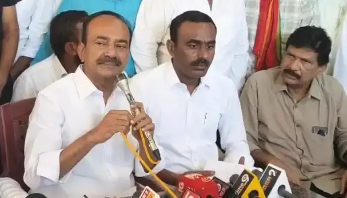 ప్రజలను మోసం చేసేందుకే స్థానిక ఎన్నికల షెడ్యూల్ ప్రజలను మోసం చేసేందుకే స్థానిక ఎన్నికల షెడ్యూల్