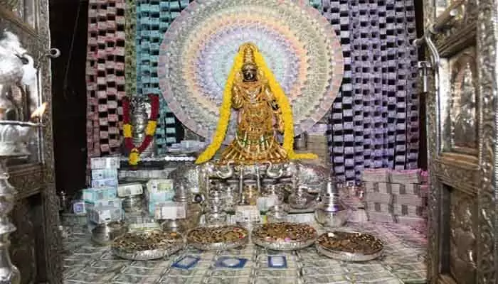 7 కేజీల బంగారం.. రూ.5 కోట్ల కరెన్సీతో అలంకరణ 7 కేజీల బంగారం.. రూ.5 కోట్ల కరెన్సీతో అలంకరణ