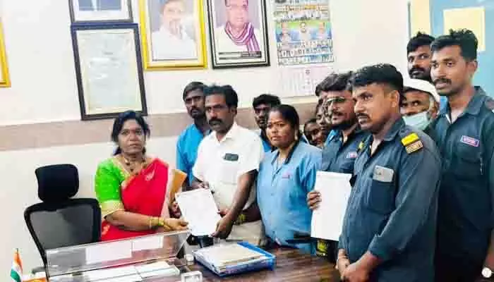 బాన్సువాడ ప్రభుత్వ ఆసుపత్రిని 200 నుంచి 150 పడకలకు కుదించడం సరికాదు : ఏఐటీయూసీ బాన్సువాడ ప్రభుత్వ ఆసుపత్రిని 200 నుంచి 150 పడకలకు కుదించడం సరికాదు : ఏఐటీయూసీ