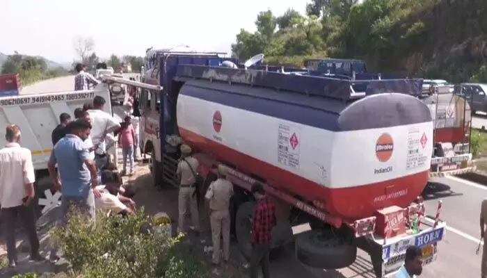 Cow smuggling: పుష్ప రేంజ్లో స్మగ్లింగ్.. కట్ చేస్తే ఆయిల్ ట్యాంకర్లో ఆవులు Cow smuggling: పుష్ప రేంజ్లో స్మగ్లింగ్.. కట్ చేస్తే ఆయిల్ ట్యాంకర్లో ఆవులు