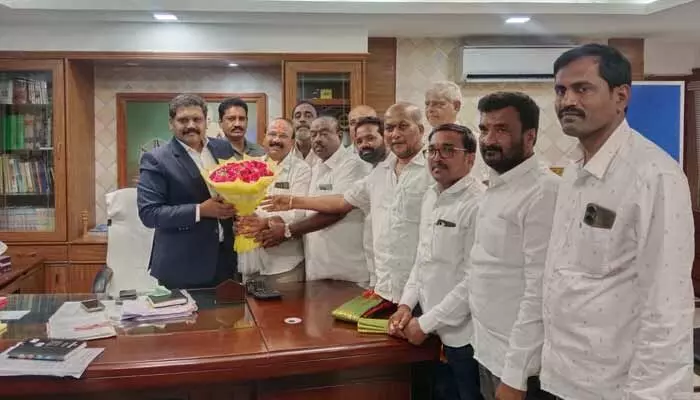 Rice Mill Association: పౌరసరఫరాల నూతన కమిషనర్ను కలిసిన రైస్ మిల్లు అసోసియేషన్ Rice Mill Association: పౌరసరఫరాల నూతన కమిషనర్ను కలిసిన రైస్ మిల్లు అసోసియేషన్