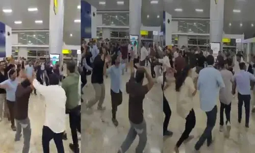 Garba: విమానం ఆలస్యం.. ఎయిర్ పోర్టులోనే  గర్బా నృత్యం (వీడియో)