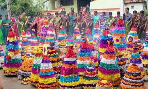 700 బతుకమ్మలతో ట్యాంక్‌బండ్‌పై ర్యాలీ