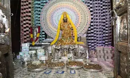 7 కేజీల బంగారం.. రూ.5 కోట్ల కరెన్సీతో అలంకరణ