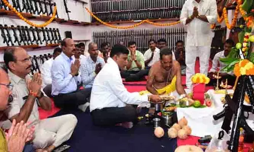 జిల్లా సాయుధ దళ కార్యాలయంలో ఆయుధ పూజ